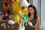 Pinky makes a friend at the M&M store